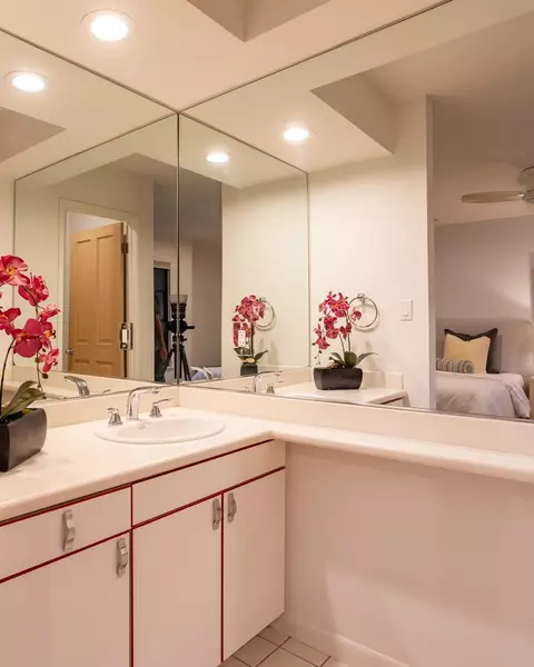Bath - 7306 Hillcrest Dr, Modesto, CA 95356 photo 5 of 8