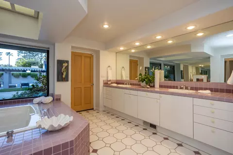 Bath - 7306 Hillcrest Dr, Modesto, CA 95356 photo 2 of 8
