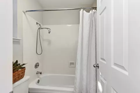 Bath - 3044 Florinda Ln, Davis, CA 95618 photo 4 of 5