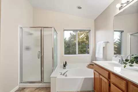 Bath - 3044 Florinda Ln, Davis, CA 95618 photo 2 of 5