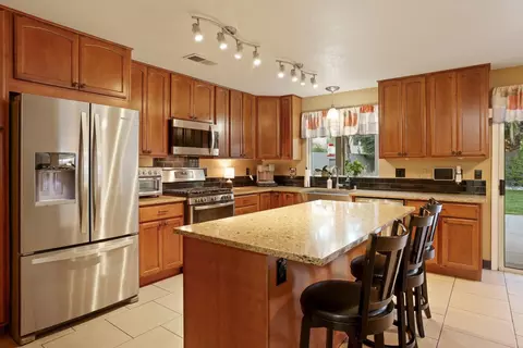 Kitchen - 235 La Monte Ln, Tracy, CA 95377 photo 5 of 8