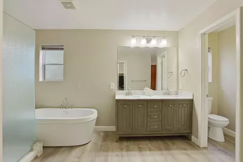 Bath - 235 La Monte Ln, Tracy, CA 95377 photo 3 of 5