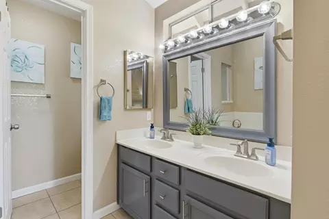 Bath - 102 Henry Ct, Tracy, CA 95376 photo 2 of 4