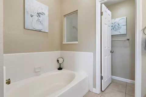 Bath - 102 Henry Ct, Tracy, CA 95376 photo 3 of 4
