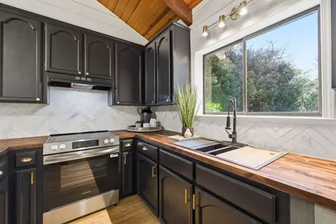 Kitchen - 21923 Sawmill Flat Rd, Sonora, CA 95370 photo 1 of 2