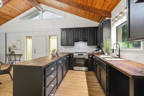 Kitchen - 21923 Sawmill Flat Rd, Sonora, CA 95370 photo 2 of 2