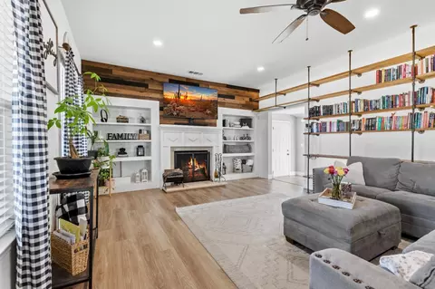 Living - 33 E Pne, Stockton, CA 95204 photo 1 of 3