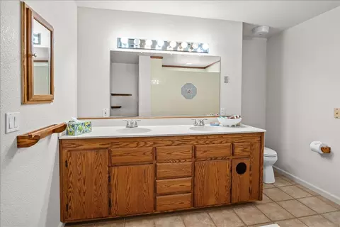 Bath - 893 Wetherbee Ave, Manteca, CA 95337 photo 2 of 4