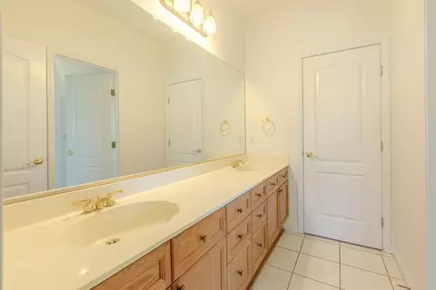 Bath - 27083 Lillegard Ct, Tracy, CA 95304 photo 3 of 6