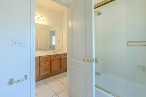 Bath - 27083 Lillegard Ct, Tracy, CA 95304 photo 4 of 6