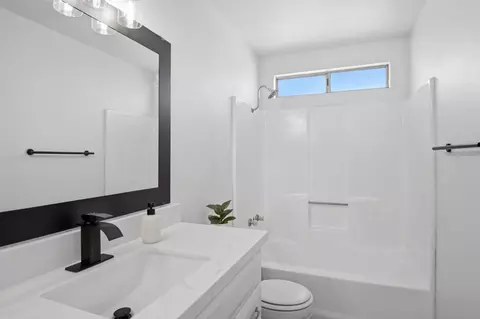 Bath - 1732 Walpole Dr, Modesto, CA 95358 photo 2 of 2