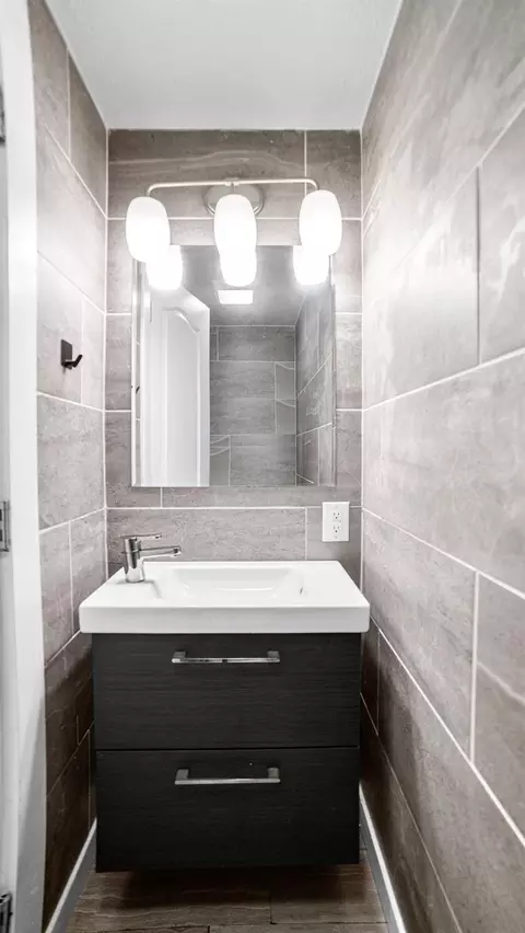 Bath - 2320 W Turner Rd, Lodi, CA 95242 photo 1 of 4