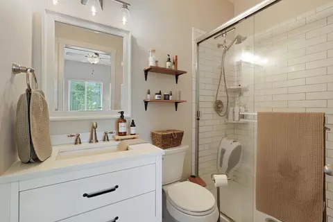 Bath - 595 E Augusta St, Woodbridge, CA 95258 photo 4 of 5