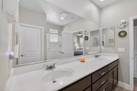 Bath - 953 Posey St, Galt, CA 95632 photo 5 of 5