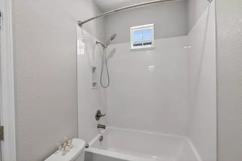 Bath - 953 Posey St, Galt, CA 95632 photo 1 of 5