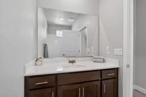 Bath - 953 Posey St, Galt, CA 95632 photo 2 of 5