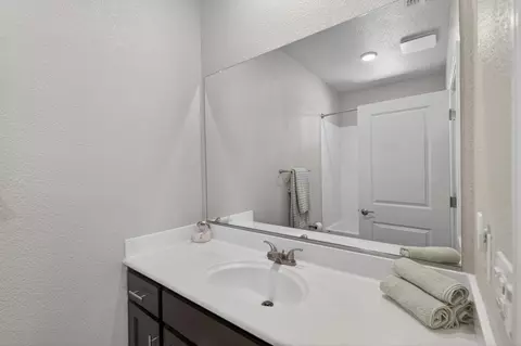 Bath - 953 Posey St, Galt, CA 95632 photo 3 of 5