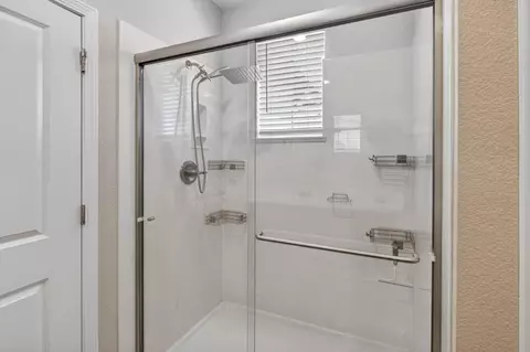 Bath - 953 Posey St, Galt, CA 95632 photo 4 of 5