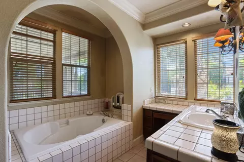 Bath - 3044 Redbridge Rd, Tracy, CA 95377 photo 4 of 9