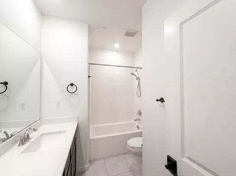 Bath - 1187 Bordeaux Ct, Olivehurst, CA 95961 photo 4 of 7