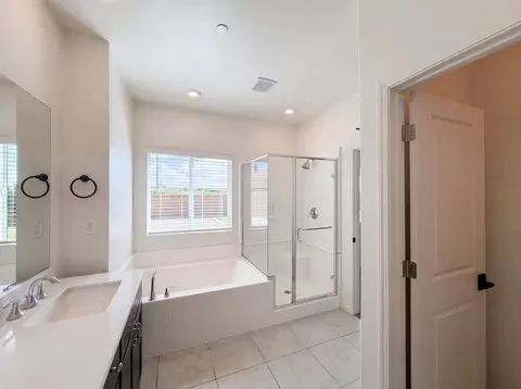 Bath - 1187 Bordeaux Ct, Olivehurst, CA 95961 photo 2 of 7