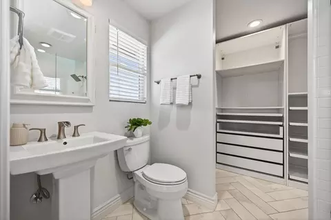 Bath - 6100 Woodhaven Ave, Carmichael, CA 95608 photo 3 of 4