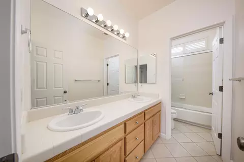 Bath - 1705 Avignon Ln, Modesto, CA 95356 photo 2 of 7