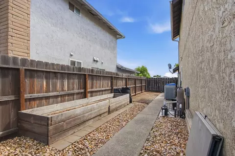 Exterior - 1669 London Ave, Manteca, CA 95336 photo 3 of 6