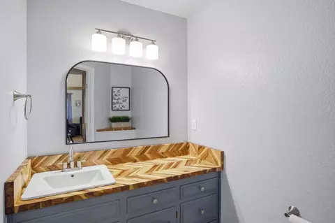 Bath - 1669 London Ave, Manteca, CA 95336 photo 1 of 3