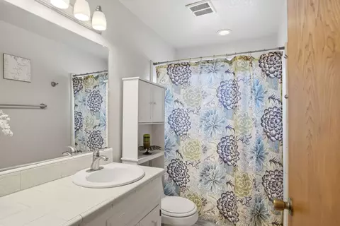 Bath - 1669 London Ave, Manteca, CA 95336 photo 3 of 3