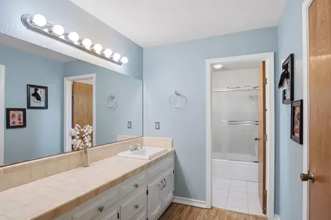 Bath - 1669 London Ave, Manteca, CA 95336 photo 2 of 3