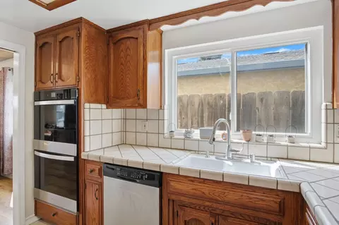 Kitchen - 1669 London Ave, Manteca, CA 95336 photo 2 of 4