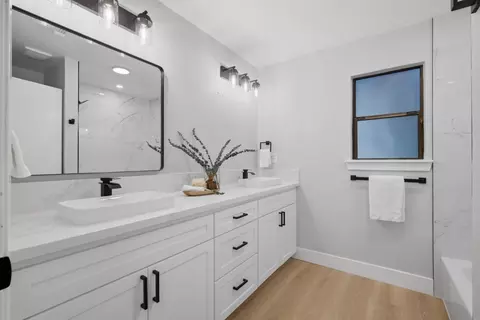 Bath - 2534 Garfield Ave, Carmichael, CA 95608 photo 3 of 7