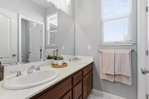 Bath - 1504 Christiansen Dr, Modesto, CA 95355 photo 2 of 3