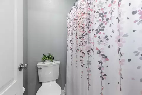 Bath - 1504 Christiansen Dr, Modesto, CA 95355 photo 3 of 3
