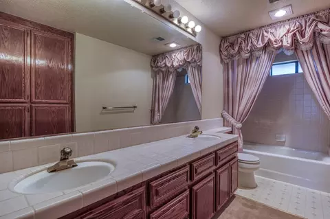 Bath - 2501 Hilversum Ln, Modesto, CA 95356 photo 2 of 4