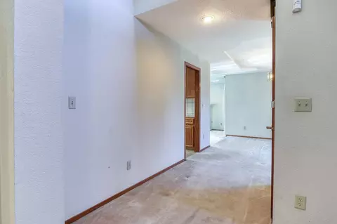 Entry Way - 2501 Hilversum Ln, Modesto, CA 95356 photo 2 of 3