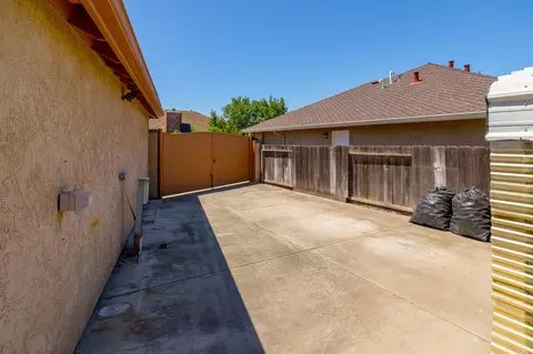 Exterior - 2501 Hilversum Ln, Modesto, CA 95356 photo 11 of 12