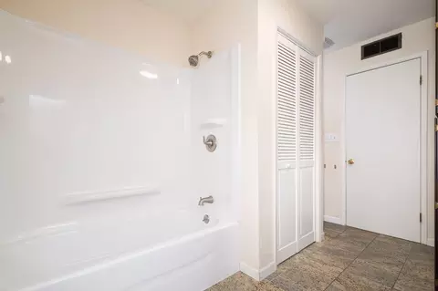 Bath - 1048 Laurel Ave, Olivehurst, CA 95961 photo 2 of 2
