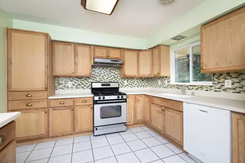 Kitchen - 1048 Laurel Ave, Olivehurst, CA 95961 photo 1 of 3