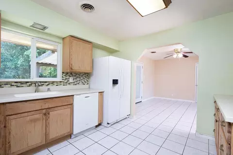 Kitchen - 1048 Laurel Ave, Olivehurst, CA 95961 photo 2 of 3