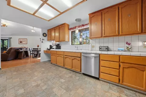 Kitchen - 13900 Pine Park Loop, Pine Grove, CA 95665 photo 3 of 4