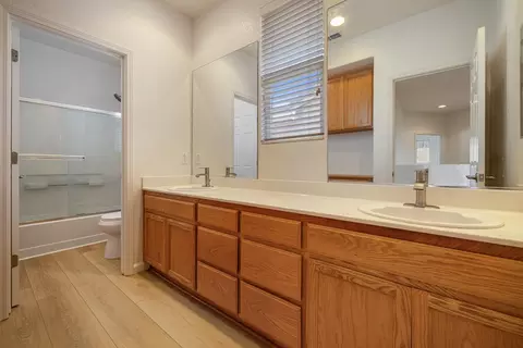 Bath - 847 Iberis Way, Tracy, CA 95376 photo 4 of 5