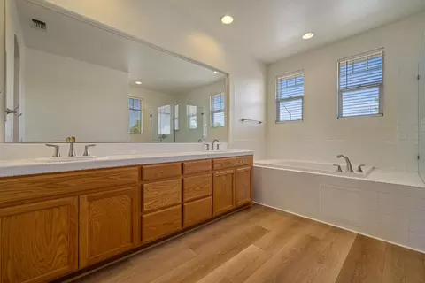 Bath - 847 Iberis Way, Tracy, CA 95376 photo 2 of 5