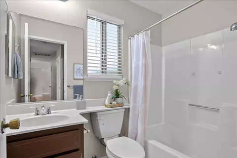 Bath - 1820 S Central Ave, Tracy, CA 95376 photo 3 of 3