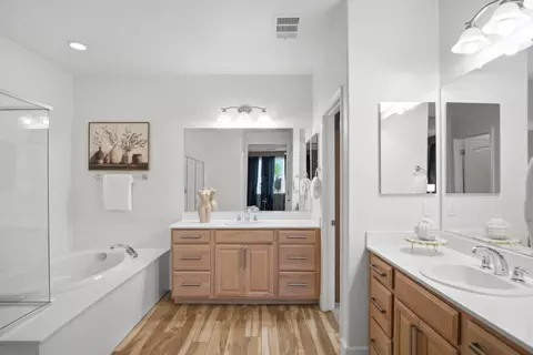 Bath - 655 Mono St, Manteca, CA 95337 photo 1 of 4