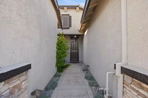 Entry Way - 655 Mono St, Manteca, CA 95337 photo 1 of 4