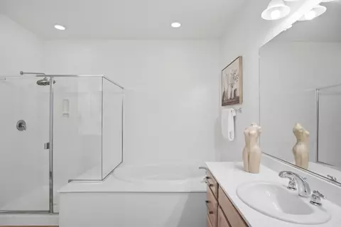 Bath - 655 Mono St, Manteca, CA 95337 photo 2 of 4