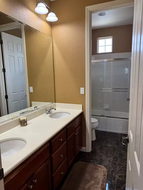 Bath - 1058 Tidewater Pt, Lathrop, CA 95330 photo 3 of 5