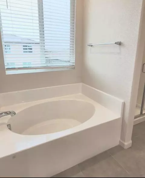 Bath - 1792 Skagway Ave, Manteca, CA 95337 photo 3 of 5